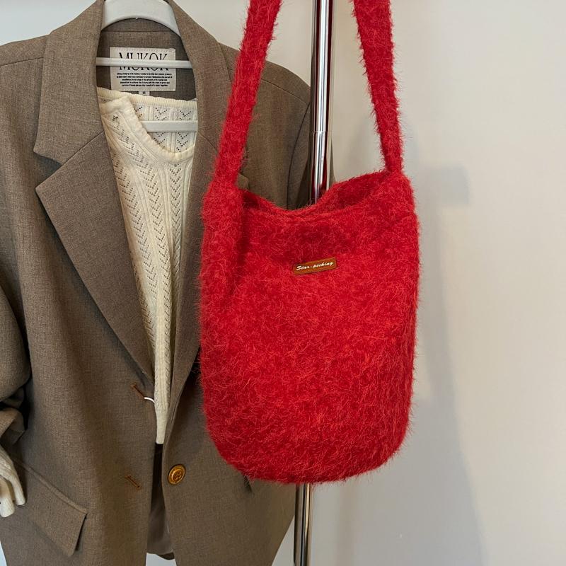 Japanese ins wind plush cute bucket bag autumn and winter new casual large-capacity niche shoulder messenger bag