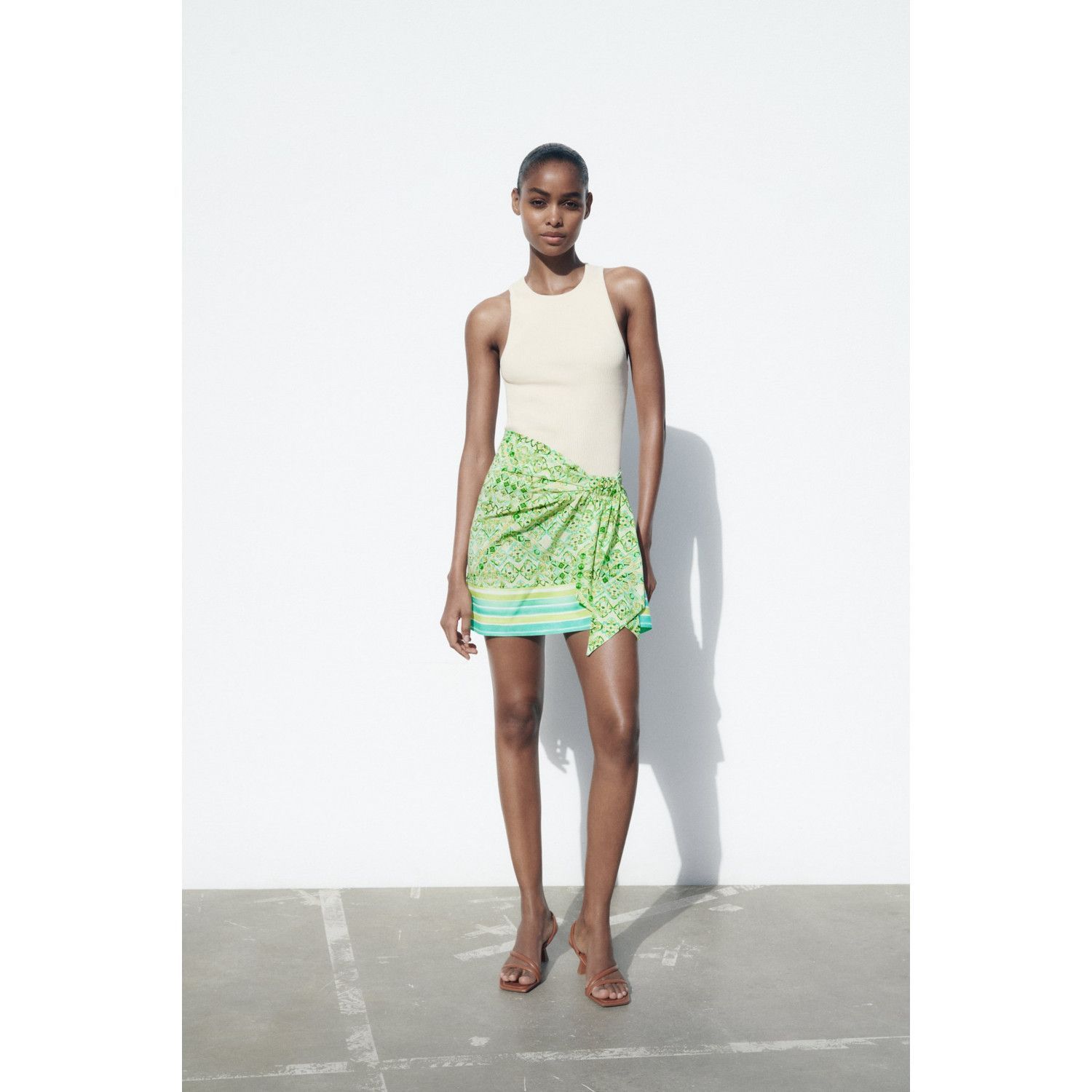 

CONTRAST PRINT MINI SKIRT