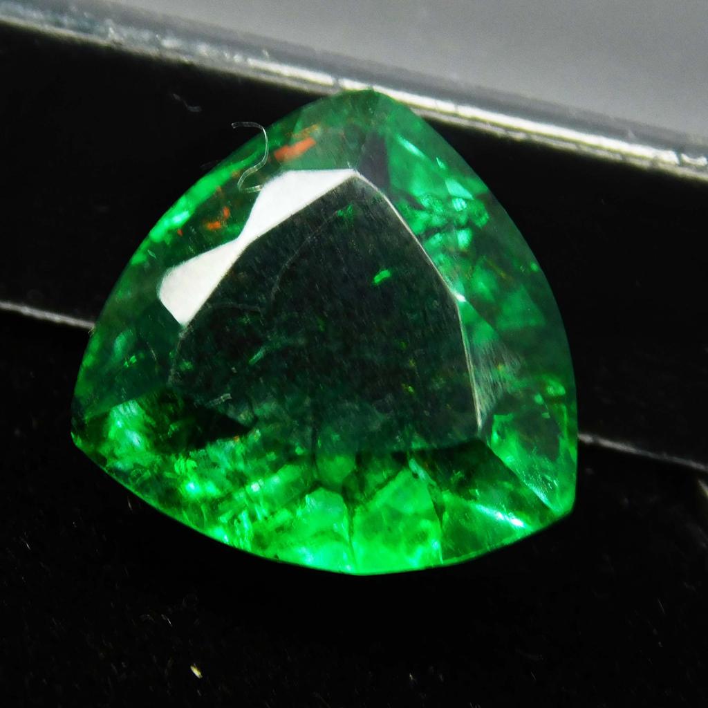 Natural Green Emerald Loose Gemstone 8 ct Certifeid Colombian Trillion Cut for Jewelry Designs