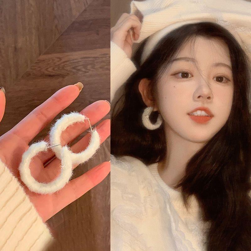 Plush Hoop Earrings for Women Furry White Round Hoop Geometric Statement Earrings Jewelry for Wedding Party Winter Jewelry