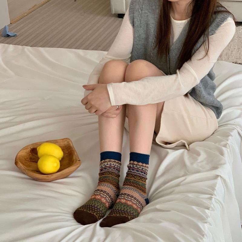 Autumn and Winter Socks: Women's Ethnic Style Thickened and Warm Combed Cotton Mid-calf Socks, Retro Style