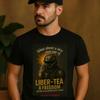 Camiseta Táctica Liber Tea para Gaming Soldado Sci-Fi Con Taza de Café Divertida Inspirada en Helldiver Para Gamers Geeks Vintage