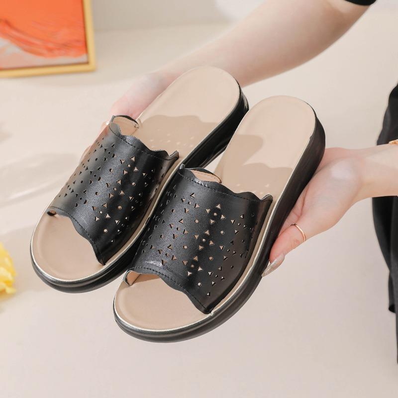 ~~ Leather mother slippers outer wear summer middle-aged and old go out cool slippers middle-aged flat bottom non-slip elderly