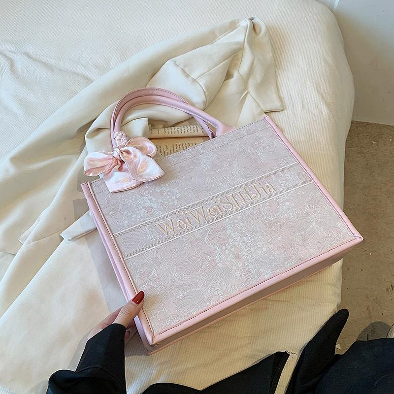 

Large-capacity bag women s 2025 new summer versatile shoulder bag, popular texture portable commuter tote bag this year