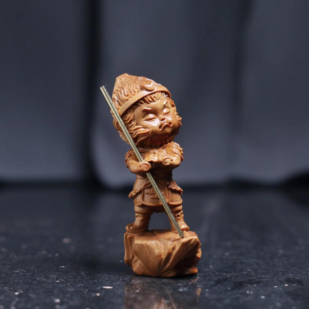 Thuja Wood Zodiac Animals: Rzeźbione wisiorki z motywem Kaczora Donalda i Myszki Miki.