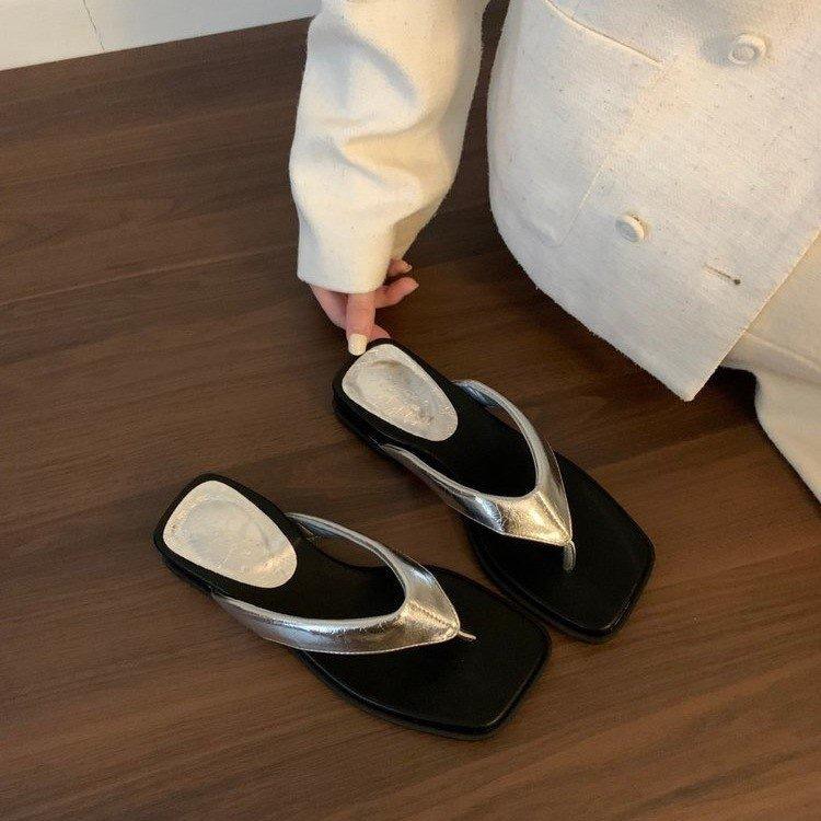 

Beach flip-flops women summer Internet celebrities 2025 fashion casual non-slip outer wear Korean version pinch foot vacation cool slippers tide 40 срібний