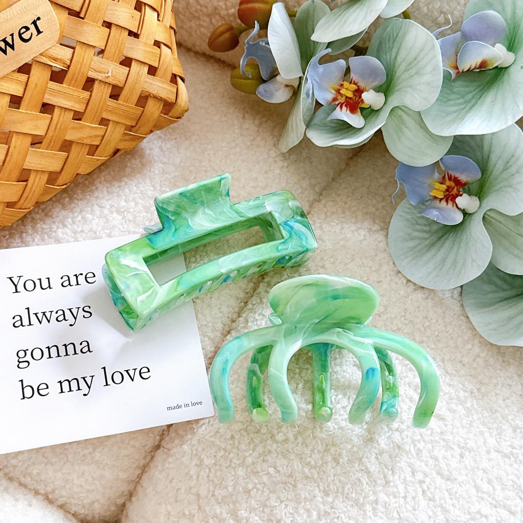 Elegant Resin Hair Claw Clip In Unique Floral And Geometric Designs For Women