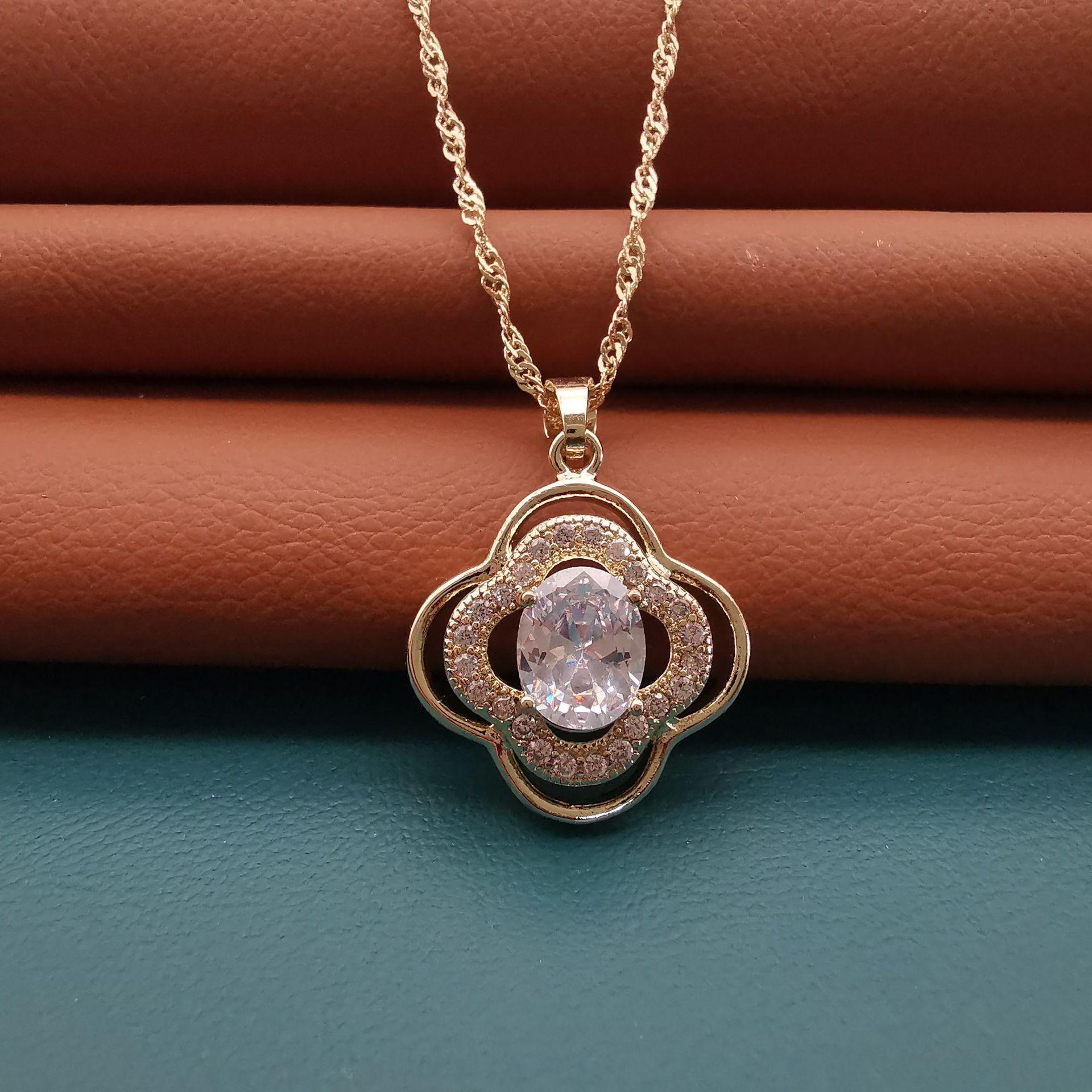 Simple Light Luxury Fashion Zircon Necklace Female Niche Design Four-leaf Clover Necklace Decoration Personalized Versatile Collarbone Chain