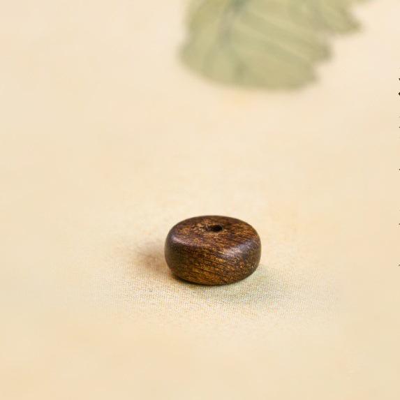 

Неправильной формы бочонки из агарового дерева и сандала для изготовления браслетов своими руками.