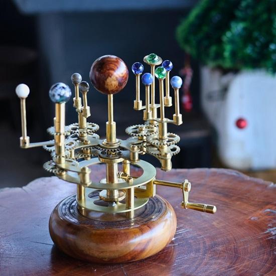 25,4 cm großes Luxus-Dekorationsstück für Bücherregale. Orrery aus Messing und Stahl. Ein funktionales Modell des Sonnensystems mit mehreren Himmelskörpern.