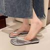 Flip-flops are fashionable for summer wear, new flat-bottomed toes, cool and non-slip sandals, beach shoes.