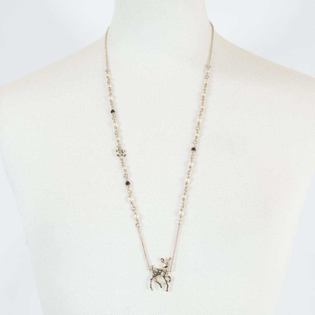 Chanel G26C Naszyjnik z logo CC z cyrkoniami, perłami i Bambi, kolor jasne złoto, używany