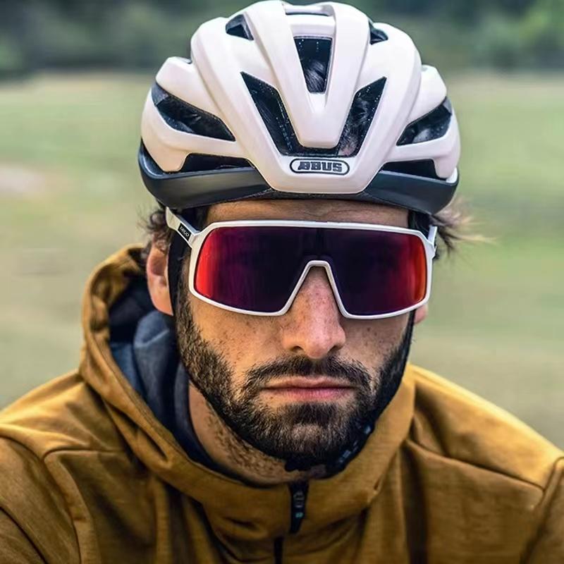 

Спортивные очки для езды на велосипеде и бега. Несколько сменных линз. Защита от высокой скорости. Устойчивость к ветру и ударам. Затенение высокой четкости.