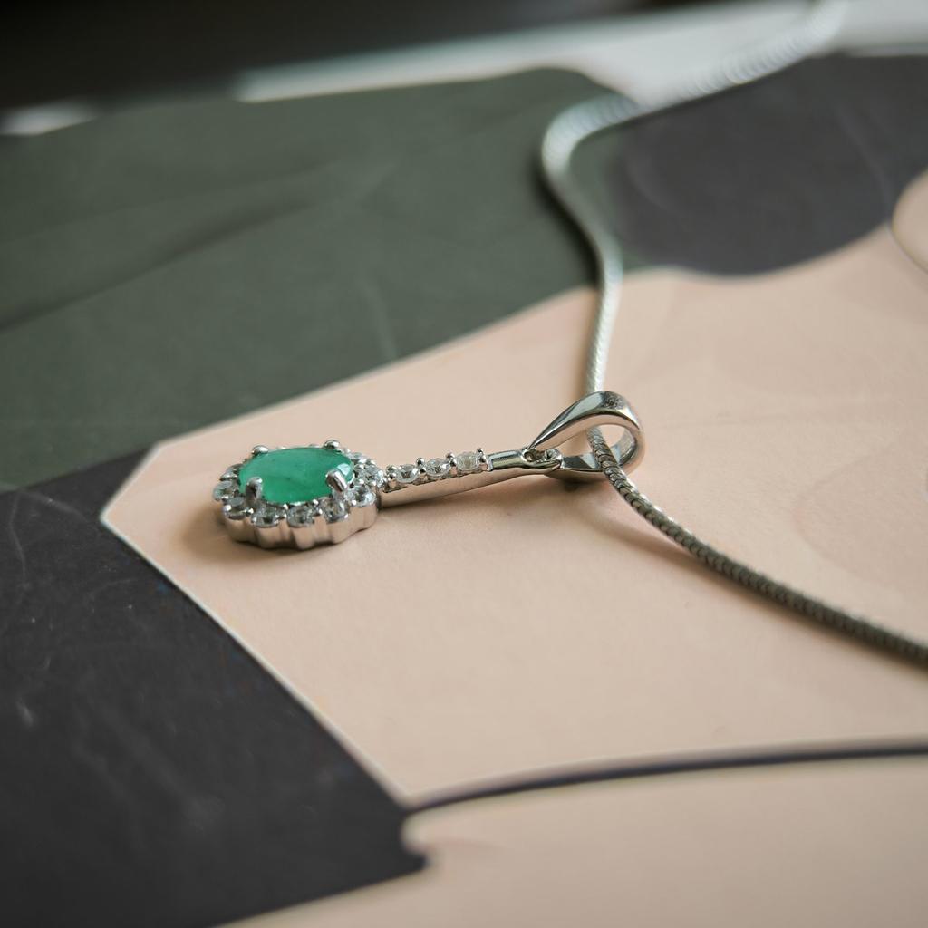 Серебряная подвеска с изумрудом 0.833ct, фианитами (2214212)