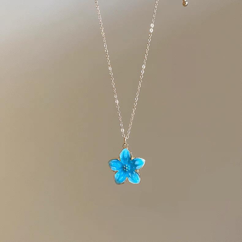

New Fashion Simple Metal Wrinkled Stereoscopic Flowers Pendant Necklace for Women Charm Sweet Temperament Clavicle Chain Gift
