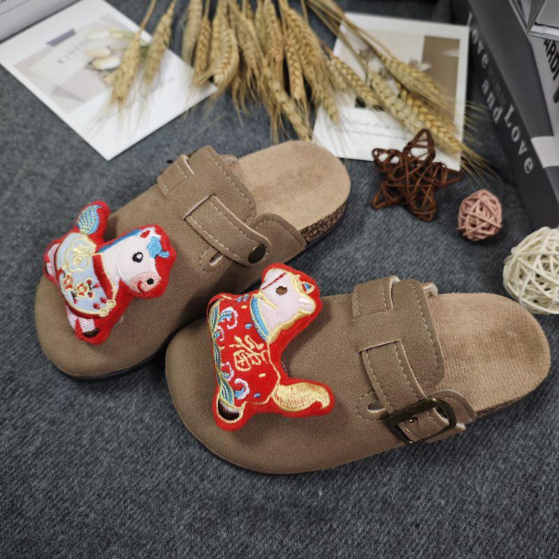 2026 Spring/Autumn Children's Non-Slip Closed-Toe Birken Slippers: Cute Smiling Horse Design, Comfortable Parent-Child Outerwear.