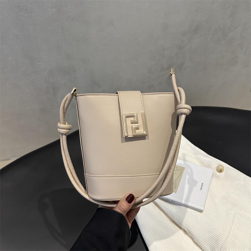 High-end niche design bag women's 2025 new fashionable and versatile one-shoulder crossbody bag commuter bucket bag
