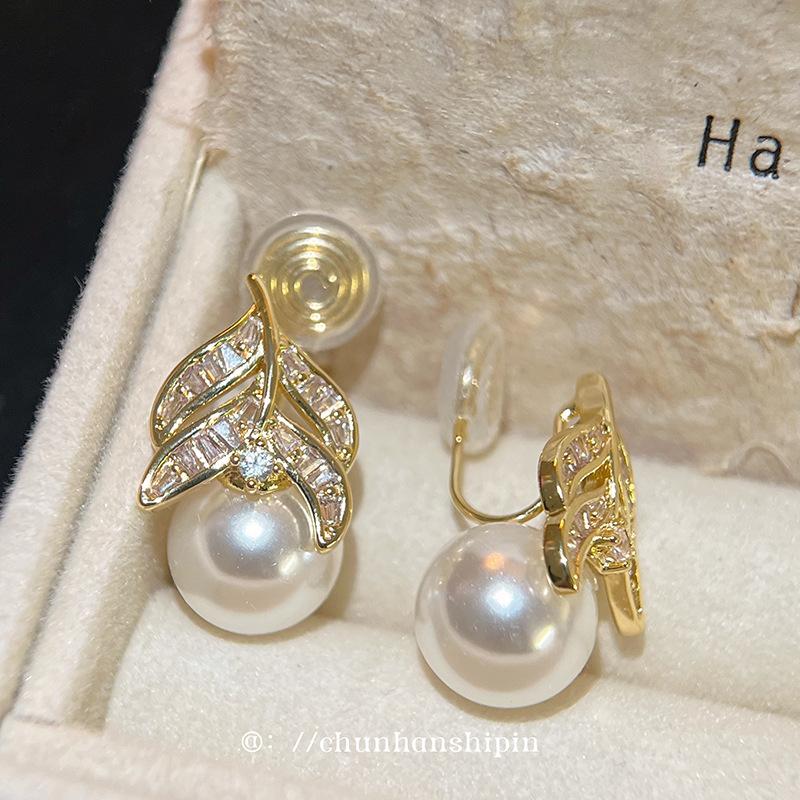 Spring and Summer New Fashion Earrings, High-end Design Sense, Zircon Leaves, Pearl Earclips, No Ear Piercings, Exquisite Light Luxury Earrings.