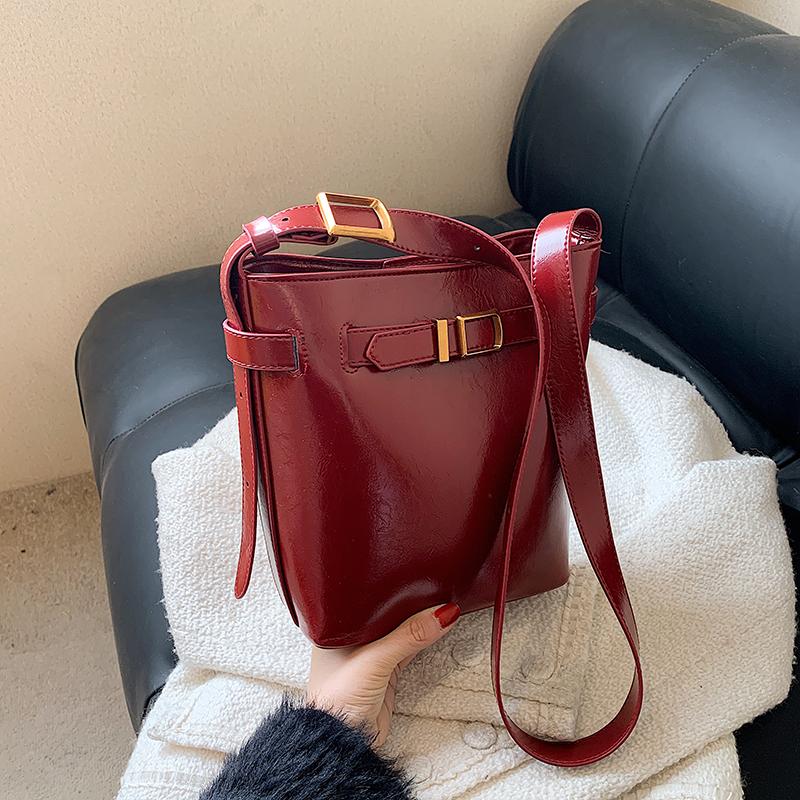 Красные лакированные сумки-ведра Женские простые универсальные наплечные сумки Высококачественные текстурированные сумки для поездок на работу Кроссбоди (20cm Max Length 30cm) красный