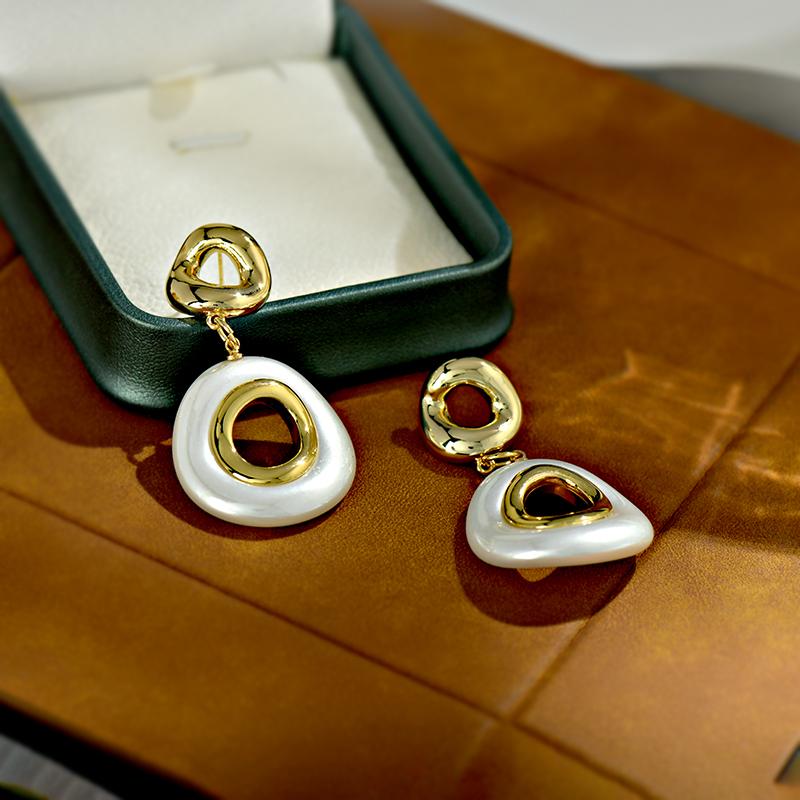 Light Luxury and High-end White Geometric Earrings, Women's Earrings, Fashionable and Exquisite, Niche Earrings, French Design Sense