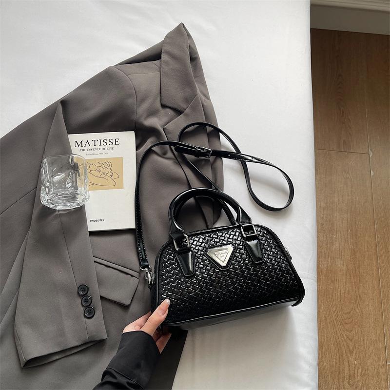 

Ретро маленькая сумка женская 2025 новая популярная универсальная сумка-мессенджер супер огонь портативная сумка-боулинг модная сумка через плечо 22*10*13