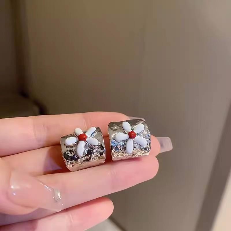 

111 Silver Needle Fresh and Sweet Petal Stud Earrings Design Sense Folded Irregular Earrings Simple Contrast Daisy Earrings 925 silver needle серебро белый