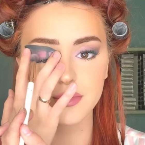 Introducing the "Eyetour Glam Guide: Beginner Eye Makeup Tool."