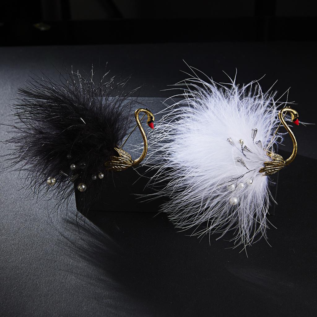 Fashionable New White Feather Plush Pearl Crystal Animal Brooch Creative Brooch Alloy Bird Badge