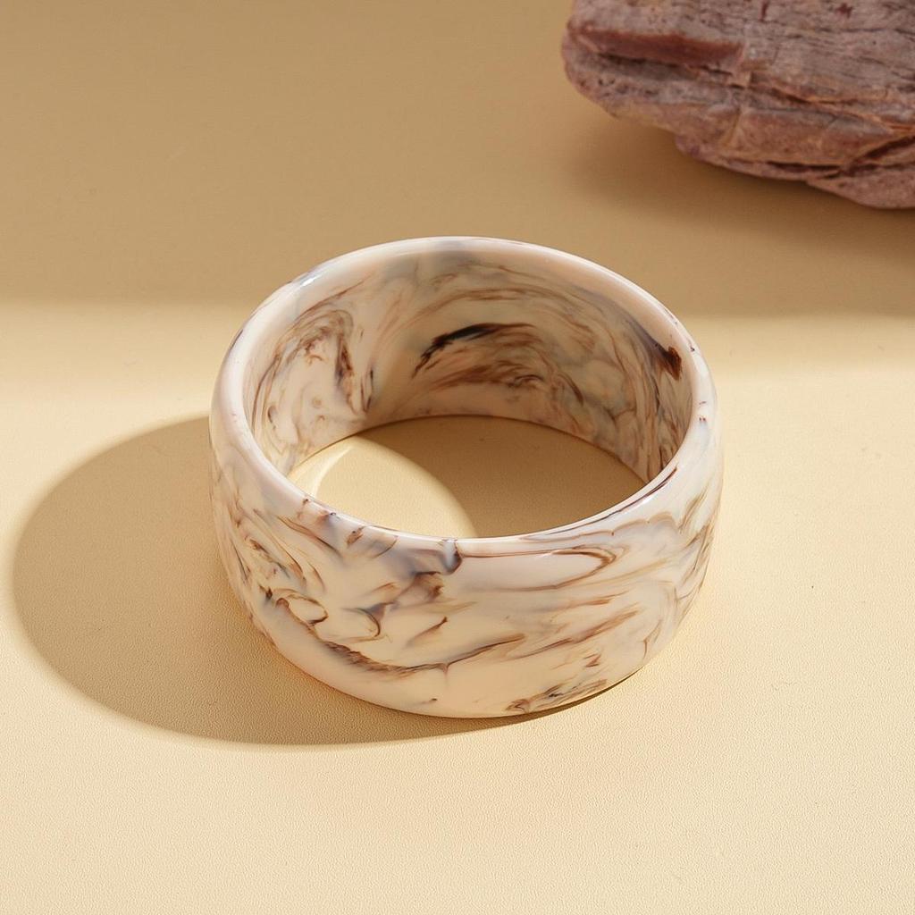 Unique Retro Resin Bracelet: Personalized Fashion Jewelry for Women