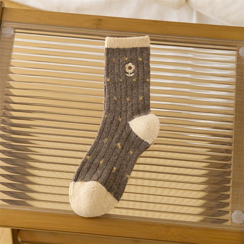 Coffee-brown Wool Mid-calf Socks for Women's Autumn and Winter, Featuring Cartoon Bear Embroidery and Retro Warm Long Calf Socks