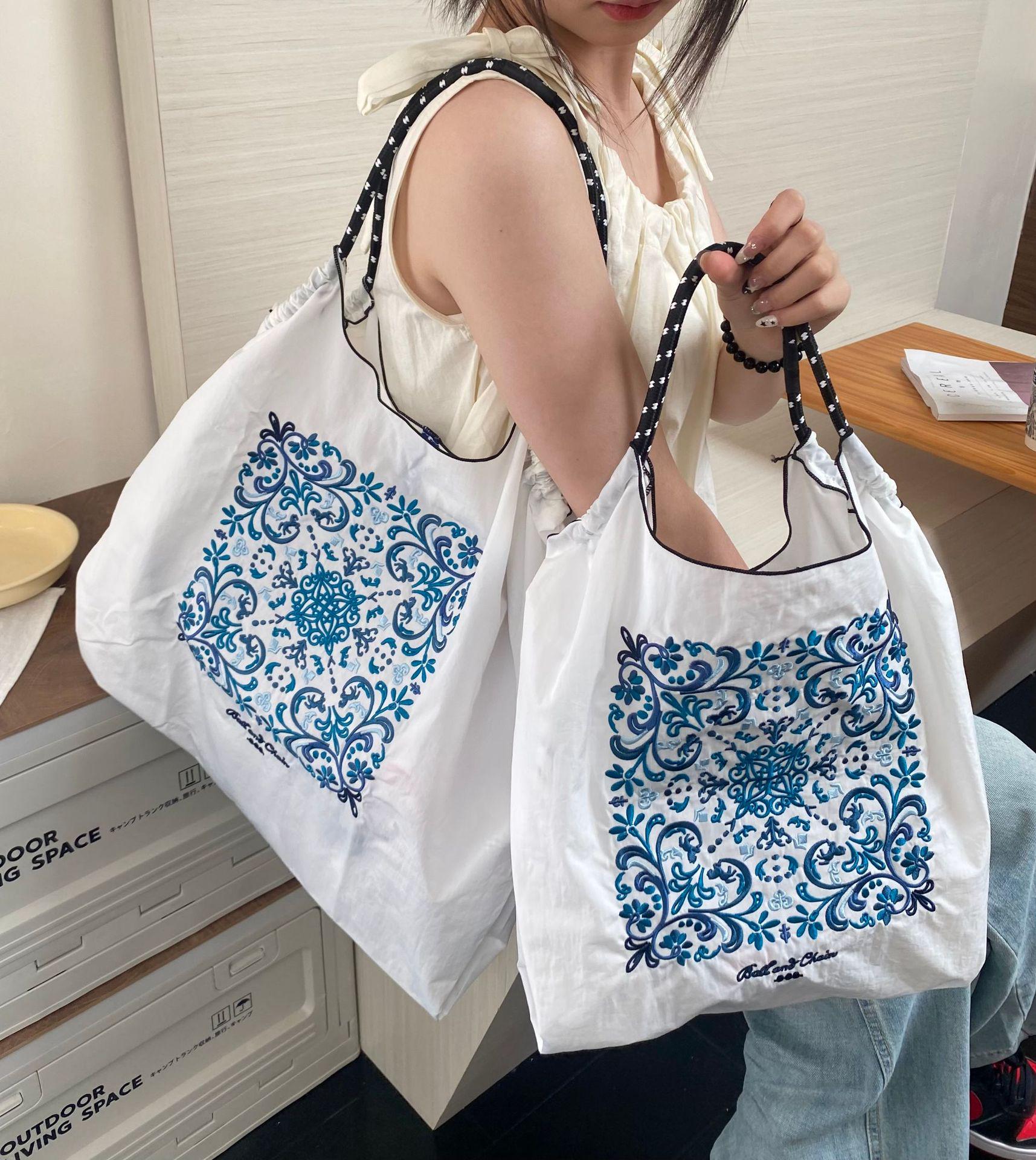 

Женская холщовая сумка-тоут с вышивкой «Глициния»: Складная, нейлоновая сумка кроссбоди и портативная сумка через плечо Medium вистерия/белый