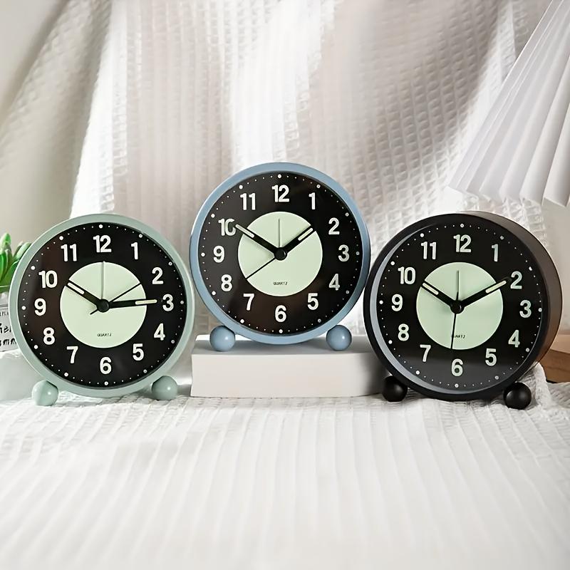 A 4inch Silent Luminous Battery Alarm Clock, No Ticking Sound, Night Light Design, Table Clock, Metal Material, Suitable for Students, Deep Sleepers