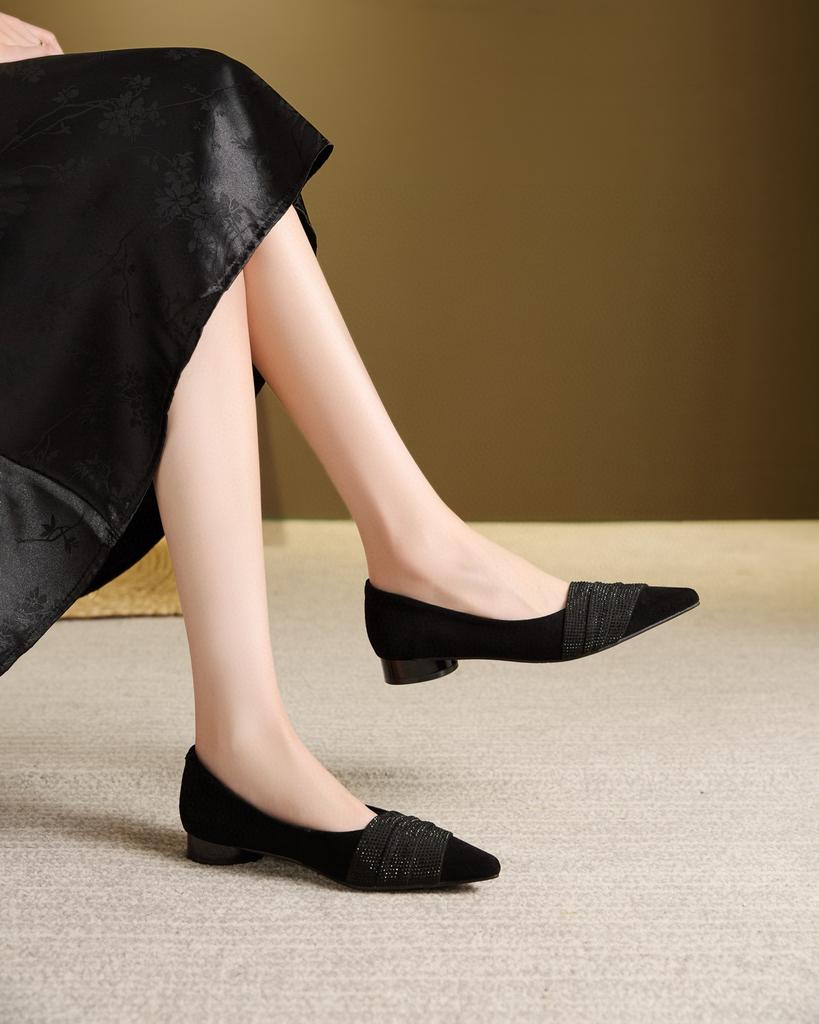 Pointed small single shoes women's 2025 French elegant banquet shoes shallow mouth flat-soled loafers full of stars hot diamond lazy shoes