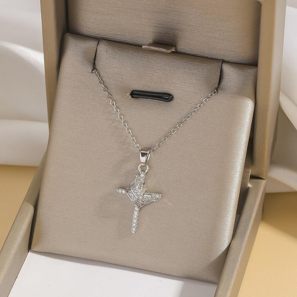 Collana da Donna con Croce di Zirconi Colorati - Design di Nicchia con Pendente Completamente Diamantato su Catena in Acciaio Inossidabile