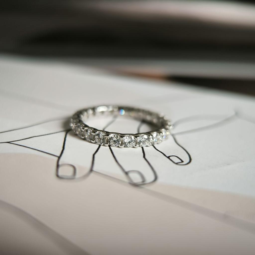 Серебряное кольцо с фианитами, вес изделия 2,24 гр (2181248)