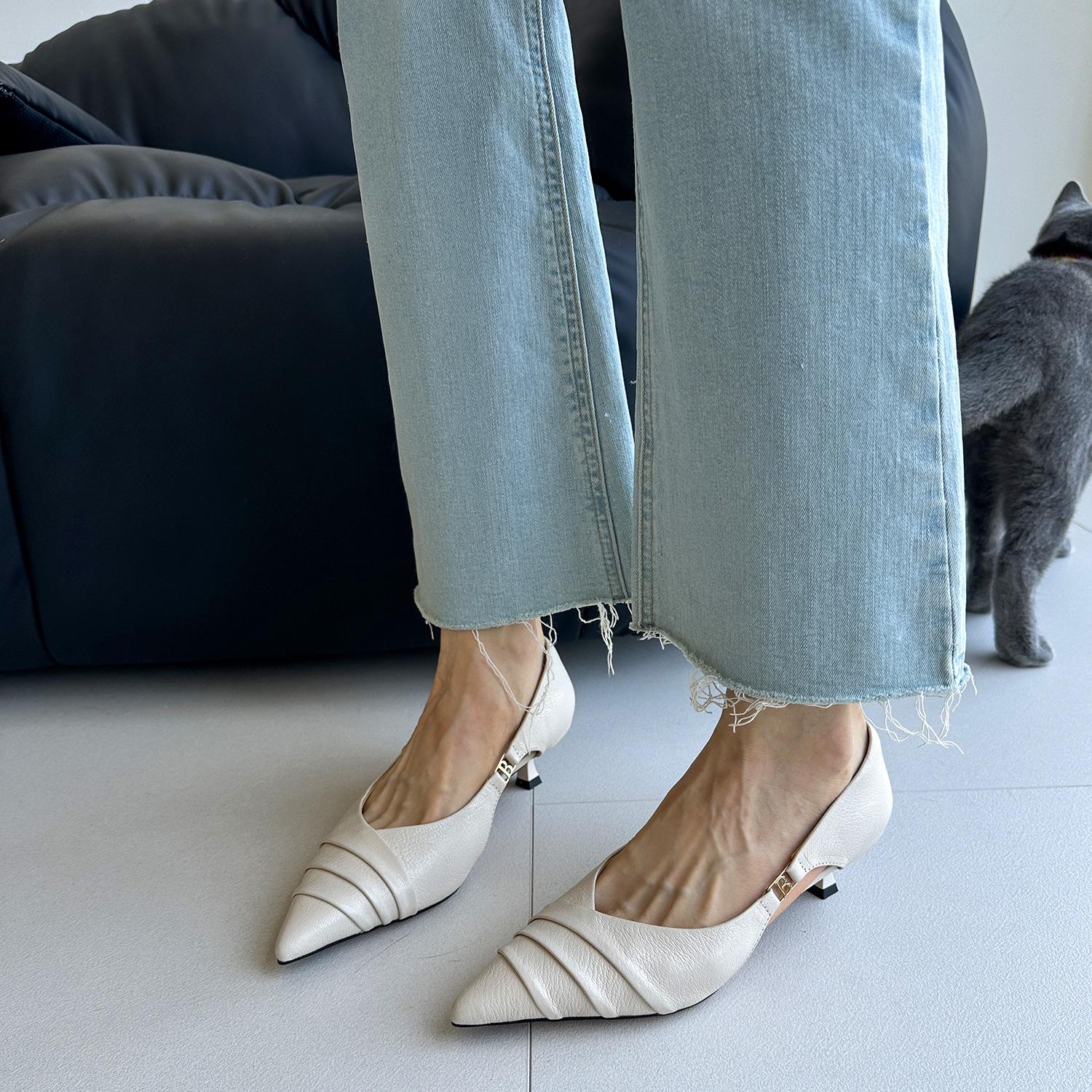 

4cm simple temperament pointed head pleated side empty sandals summer commuting versatile one-pedal shallow mouth middle heel single shoes 40