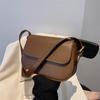 Avancerad textur Retro Liten sadelväska Dam 2024 Ny Populär All-Match Messenger Bag Mode Armhåleväskor Fyrkantig Sling Bag