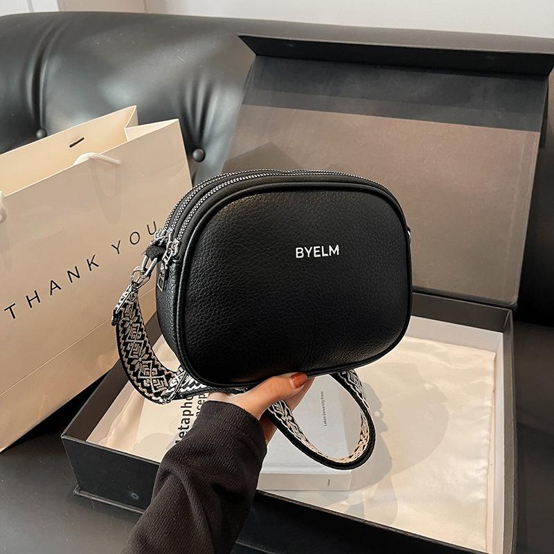 

Новая женская сумка 2024 года, популярный модный тренд, сумка-мессенджер, нишевый дизайн, осенне-зимняя широкополосная сумка через плечо, маленькая круглая сумка чёрный