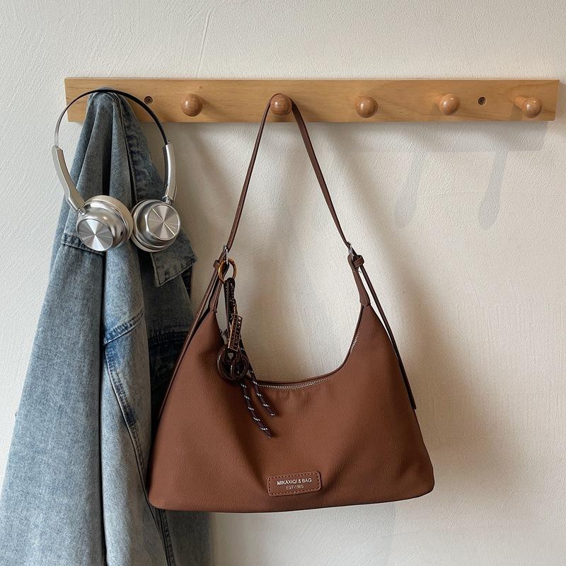 

2025 autumn and winter new women s soft leather simple tote bag solid color fashion trend casual shoulder bag underarm bag no pendant коричневый