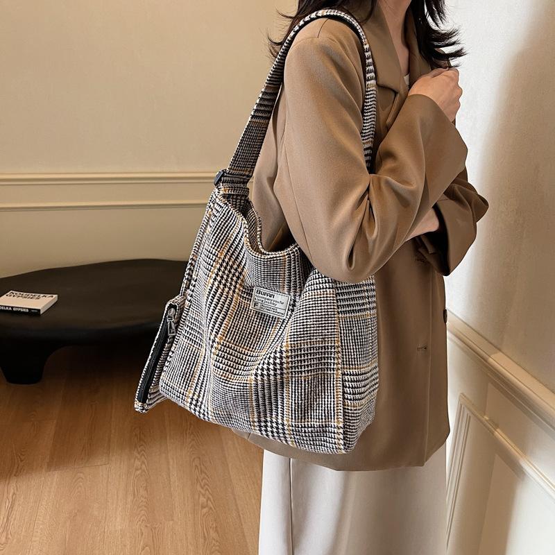 Lässige Canvas-Große Tasche Damenmode Breitband-Umhängetasche Herbst und Winter Vielseitige Unterarm-Plaid-Einkaufstasche