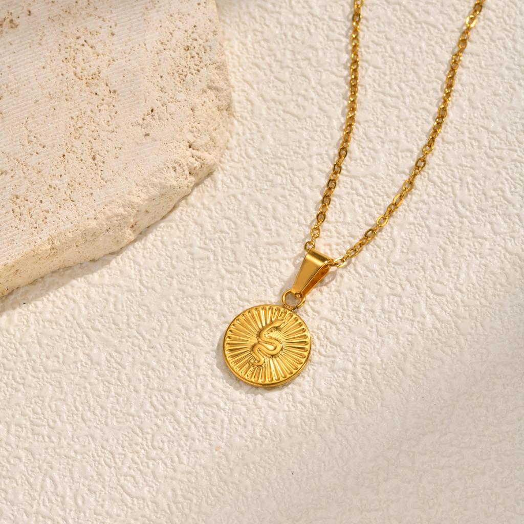 Wind Ladies Necklace, 18K Gold-Plated Stainless Steel Embossed Snake Pattern Round Pendant Necklace Pn-2291