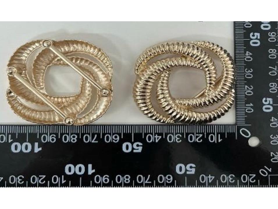 

2025 New Alloy Buckle Swimsuit Bra with Decorative Pull-out Connection – Clothing Accessories
