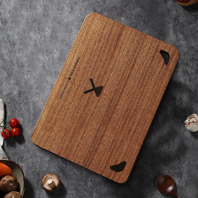 

COOKER KING Ebony Wood Bear-shaped Cutting Board