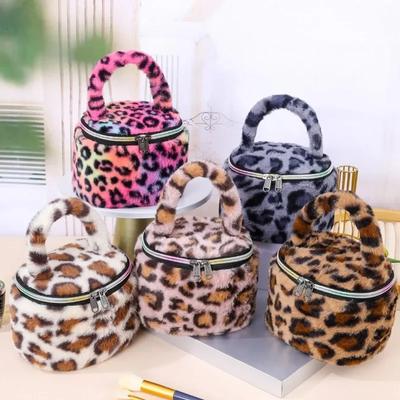 Borsa per il trucco in peluche con stampa leopardata per donna Borsa per la cura della pelle di grande capacità Ins Wind Borsa da viaggio multifunzionale per cosmetici