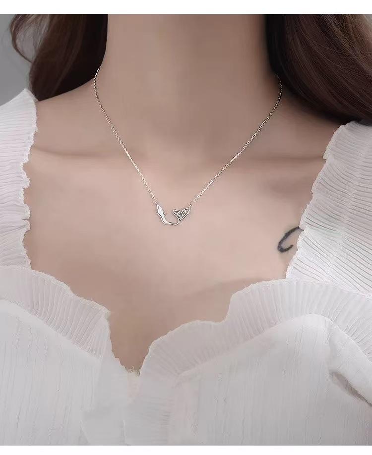 Nickel Silver Plated Gold Fishtail Necklace with Mother-of-Pearl: Elegant Mermaid-Inspired Clavicle Chain for Women
