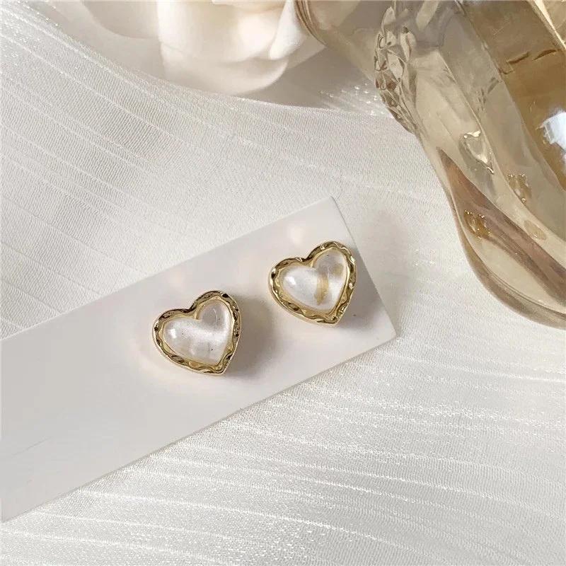 Trendy Vintage Heart Earring Women Classic Black White Stud Earrings Female Fashion Earrings Female Jewelry Gift