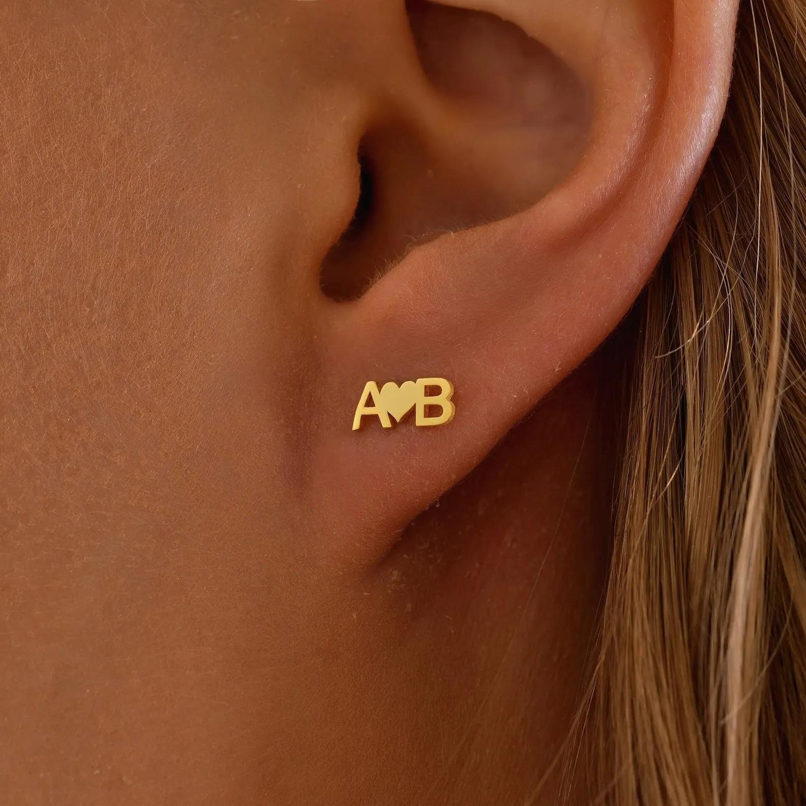 Individuelle Ohrstecker mit Initialen und Herz, Goldfarbe, Edelstahl, Herz-Buchstaben-Ohrring, Valentinstagsgeschenk für Ehefrau, Mutter brown