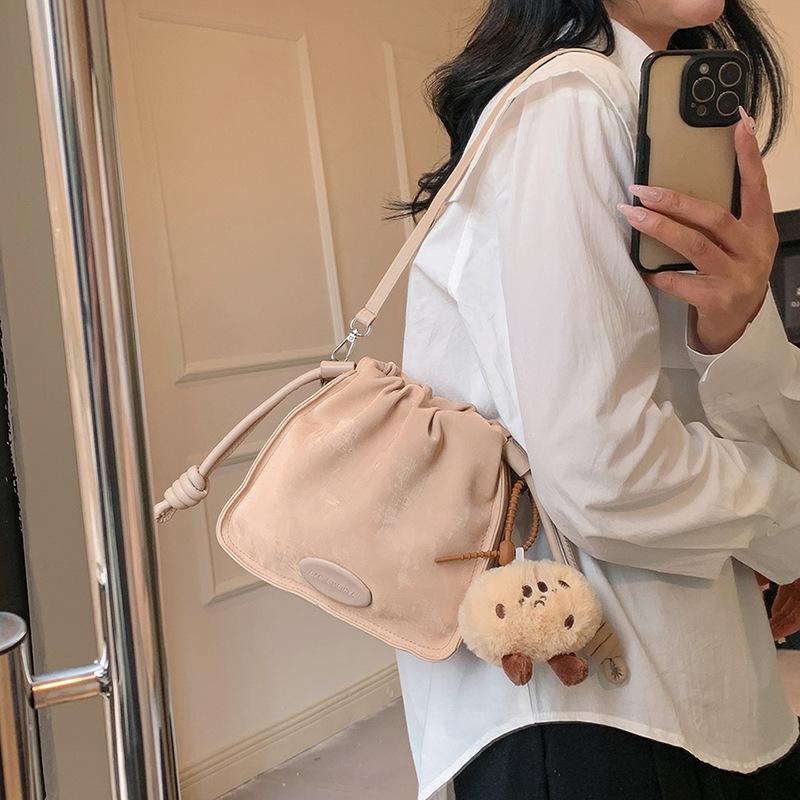 Niche Simple Style Fashionable Bag for Women New Pleated Versatile Bucket Bag Simple Casual Fashionable Shoulder Bag