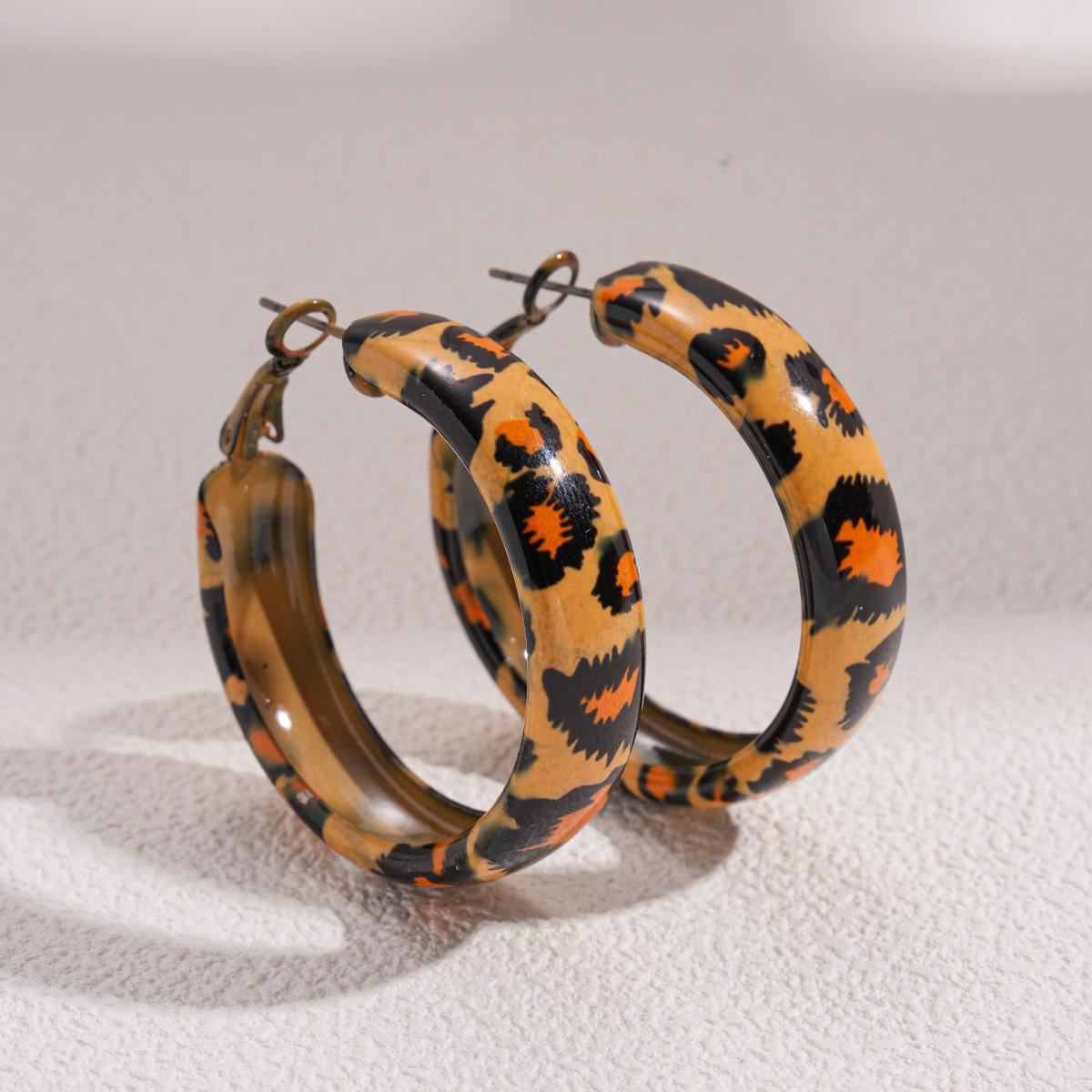 

Leopard print geometric circle silver needle earrings autumn and winter fashion temperament Maillard earrings