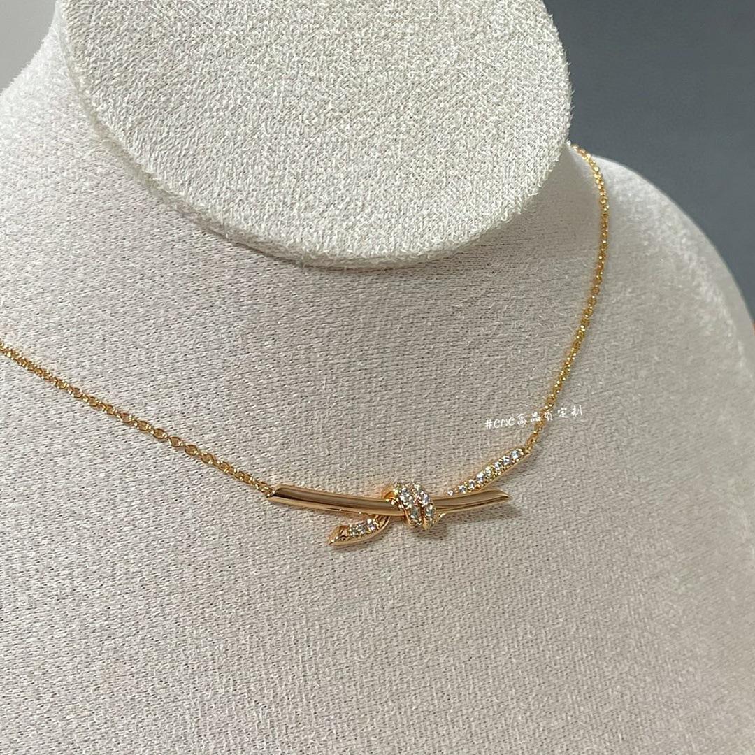 

Knotting rules knot Knot Necklace for Women, Plated18K Rose gold light luxury knotted niche high-end collarbone chain Knot Necklace（Champagne